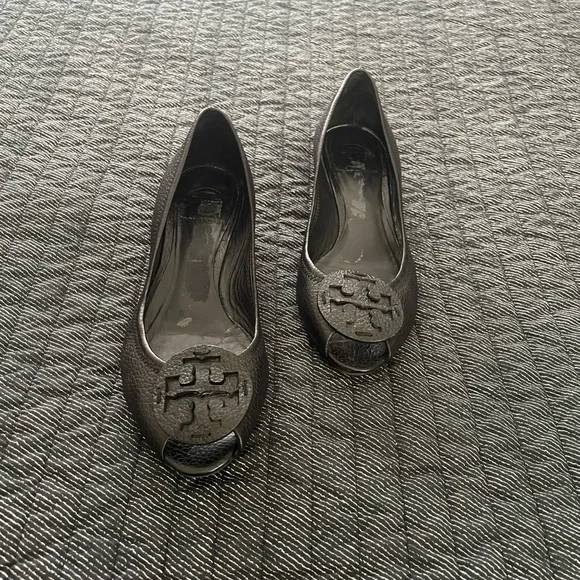 Tory Burch Black Wedge Shoes Elegant Slip-On Design - Picture 2 of 9